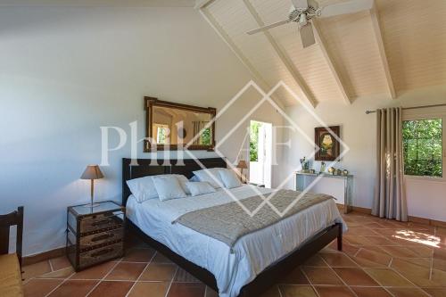 Ένα ή περισσότερα κρεβάτια σε δωμάτιο στο Exceptional 6 bed-rooms Villa at Anse Marcel