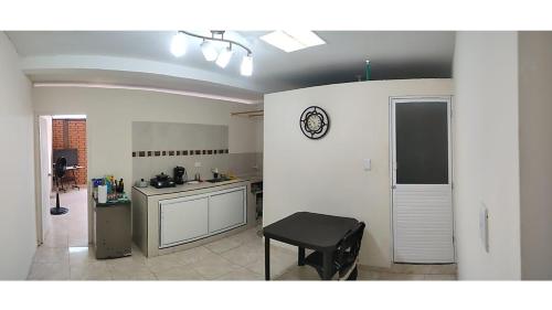 uma cozinha com um balcão e um banco num quarto em Apartaestudio en Tumaco em Burrero