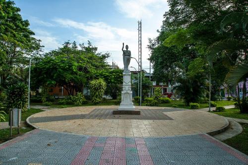 a statue of a woman on a pedestal in a park at Apartaestudio en Tumaco in Burrero