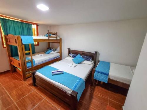 - une chambre avec 2 lits et des lits superposés dans l'établissement Chalet Familiar con Piscina, à Armenia