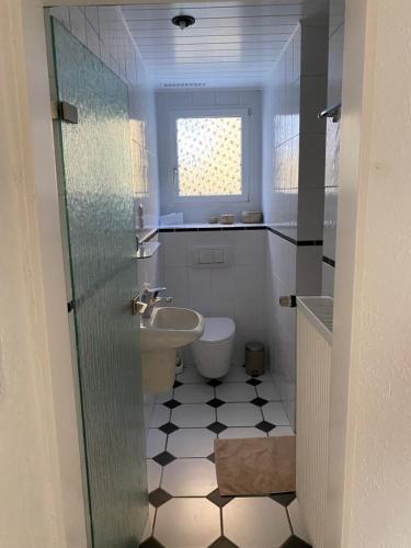a bathroom with a sink and a toilet at Ferienwohnung Auszeit in Boppard