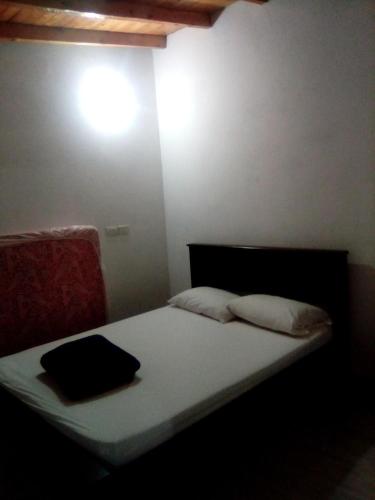 una camera da letto con un letto con una luce sul muro di La posada de memo a Guatapé