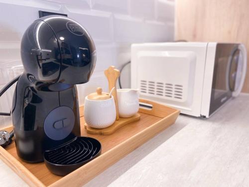 a blender sitting on a counter next to a microwave at Apartamento Romántico & Céntrico En Encamp - 4pax l by BonesVacances in Encamp