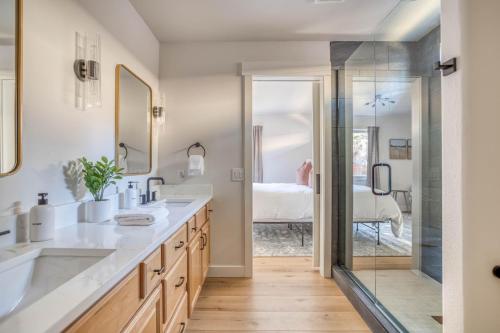 een badkamer met 2 wastafels en een glazen douche bij Baltimore Cottage in Bend