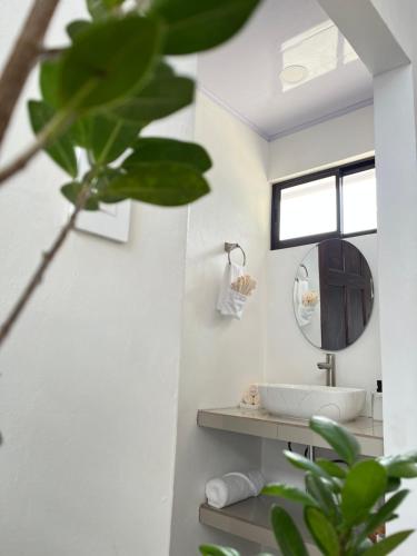 een badkamer met een wastafel en een spiegel bij Casa Gamboa, La Fortuna in Fortuna