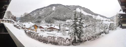 Ein Modell eines Dorfes im Schnee in der Unterkunft Best place Apartment "Ambiente" include Jokercard in Saalbach-Hinterglemm