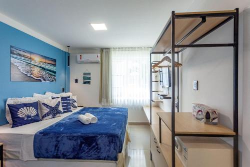 um quarto com uma cama com paredes azuis em Suíte PÉ NA AREIA com PISCINA, WIFI e ESTACIONAMENTO em PONTA NEGRA em Natal