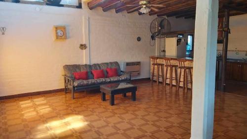 a living room with a couch and a table at Alquilo Casa, 2 Dormitorios y 1 Baño in Maipú