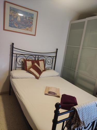 um quarto com uma cama com um livro em Pino Suite em Sevilha