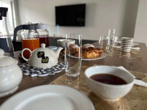 una mesa con una taza de café y un plato de comida en Casa Del Caval Bianco, en Venaria Reale