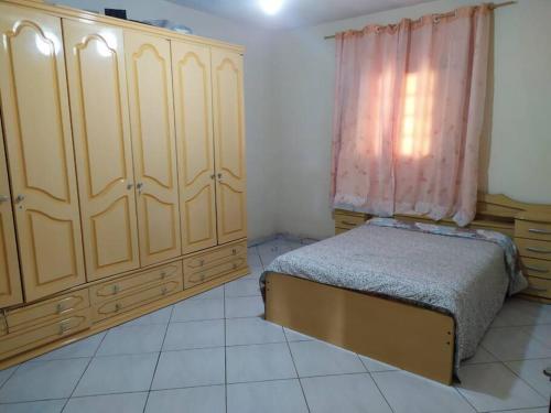 una camera con un letto e un grande armadio di Chácara Shekinah a Biritiba-Mirim