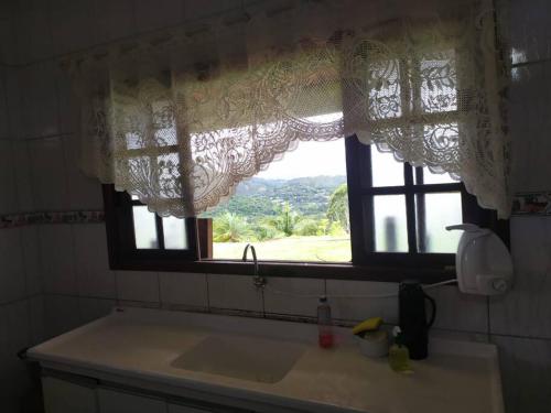 una finestra in cucina con lavandino e vista di Chácara Shekinah a Biritiba-Mirim