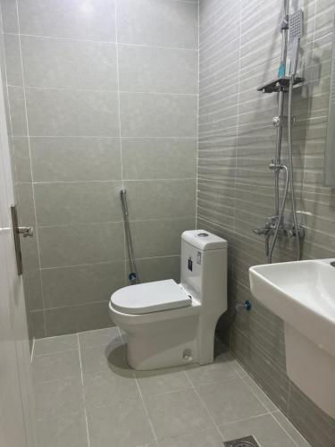 a bathroom with a toilet and a sink at شقق النخبة غرفة نوم وجلسة استديو in As Sayl aş Şaghīr