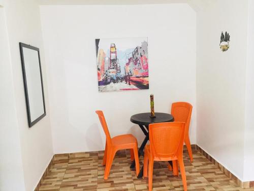 麥德林的住宿－Apartamento Buenos aires，画室里的桌椅