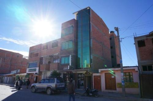 um camião estacionado em frente a um edifício em HOTEL ORO BLANCO em Uyuni