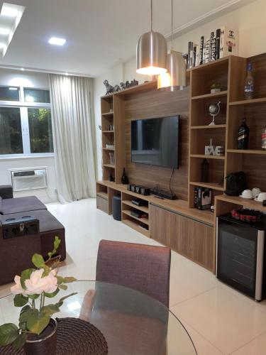 TV in/ali zabaviščno središče v nastanitvi Apartamento Copacabana Luxo