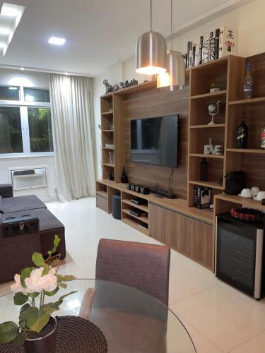 A television and/or entertainment centre at Apartamento Copacabana Luxo