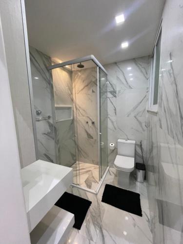a bathroom with a shower and a toilet at Apartamento Copacabana Luxo in Rio de Janeiro