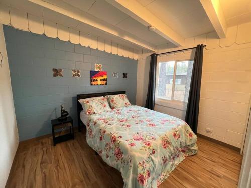 een slaapkamer met een bed en een raam bij Peaceful Newly Remodeled Cabin 6 min drive to lake ski casinos and restaurants in South Lake Tahoe