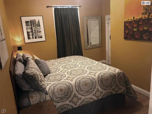 Un pat sau paturi într-o cameră la NE Portland Oregon Modern Victorian Duplex