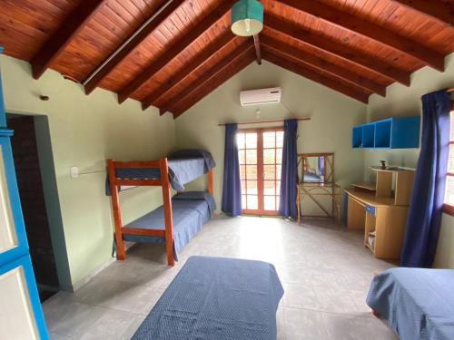 Un dormitorio con una litera y una cocina. en CABAÑAS MIS SUEÑOS I, en Merlo