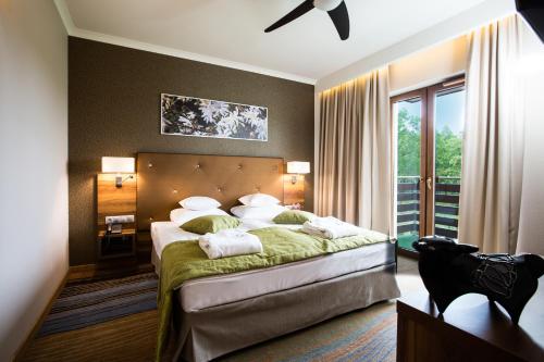 Ένα ή περισσότερα κρεβάτια σε δωμάτιο στο Mineral Hotel Malinowy Raj