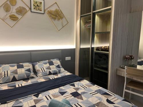ein Schlafzimmer mit einem Bett mit Kissen darauf in der Unterkunft Xing’Formosa Apartement Nagoya in Nagoya