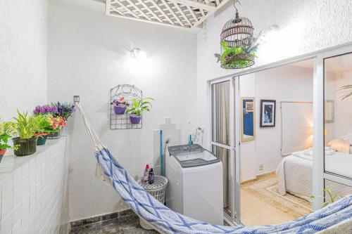 hamaca en una habitación con lavadora en Studio Gávea - Natureza, conforto e calmaria, en Río de Janeiro