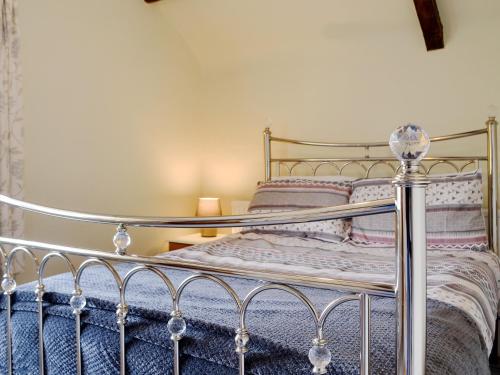 een bed met een metalen frame in een slaapkamer bij Llansantffraed House in Llansaintfraed in Elvel