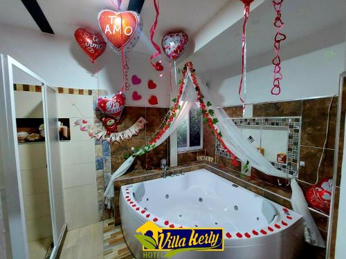 a tub in a room with balloons and hearts at Villa Kerly Hotel en La Unión Valle in Lemos