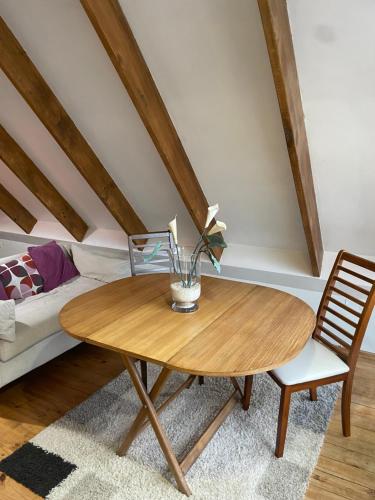 una mesa de madera y una silla en una habitación con cama en Hostal Napoli, en Valparaíso