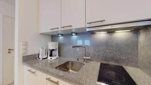 ラントゥムにあるWattkieker-Stedumのシンクとカウンタートップのあるキッチン