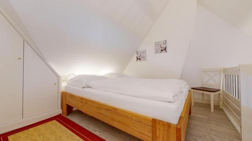 ラントゥムにあるWattkieker-Stedumの小さなベッドルーム(白いシーツ付きのベッド1台付)