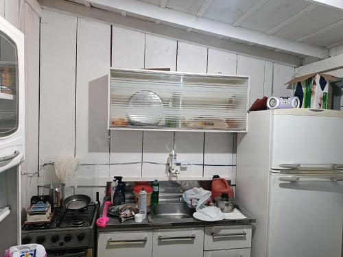 una cucina con lavandino e frigorifero di Refúgio Florianópolis a São José
