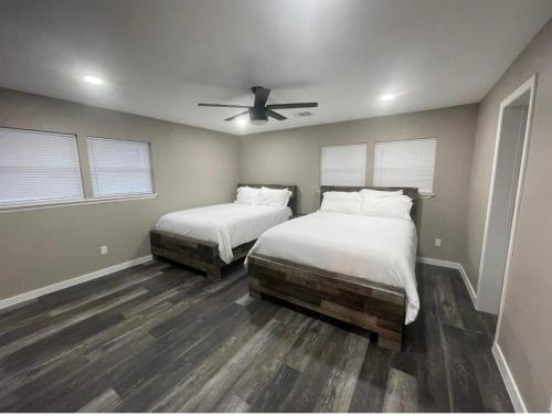 Giường trong phòng chung tại Apt 1- High Plains Lodge at Nomad Landing