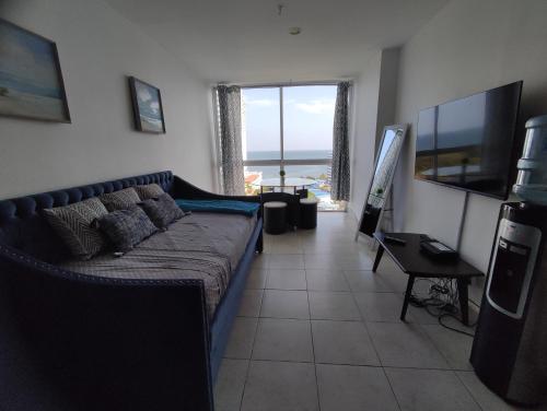 sala de estar con sofá y TV en Apartamentos en Playa Coronado en Playa Coronado