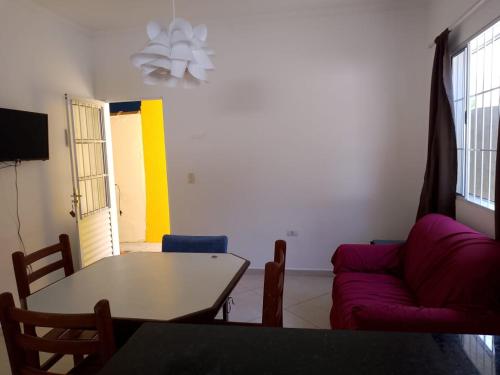 sala de estar con mesa y sofá en Recanto Mar Rico en Boracéia
