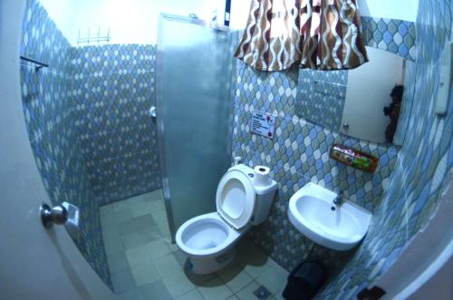 een badkamer met een toilet en een wastafel bij Isla Water Sports and Resorts Inc in Batangas City