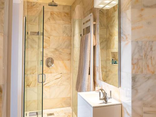 uma casa de banho com um chuveiro e um lavatório. em Orrest Howe em Windermere