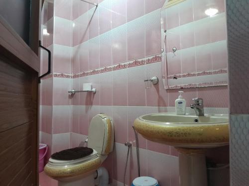 un bagno rosa con lavandino e servizi igienici di Welcome Home a Beni Mellal