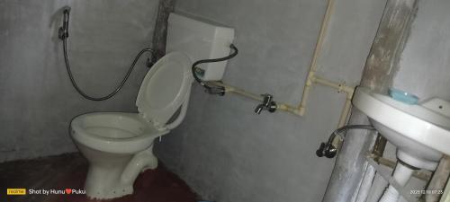 カジランガにあるTranquil Bambusic Blissのバスルーム(トイレ、洗面台付)