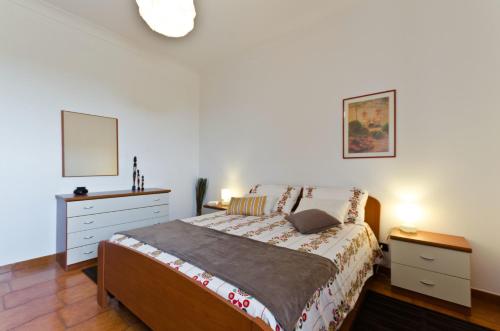 フィウメフレッド・ディ・シチーリアにあるCasa Alessioのベッドルーム1室(ベッド1台、ドレッサー2台、鏡付)