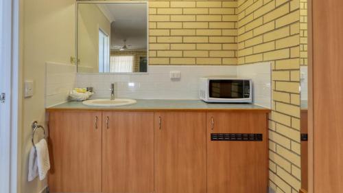 Dapur atau dapur kecil di Riverland Motor Inn