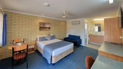 Ένα ή περισσότερα κρεβάτια σε δωμάτιο στο Riverland Motor Inn