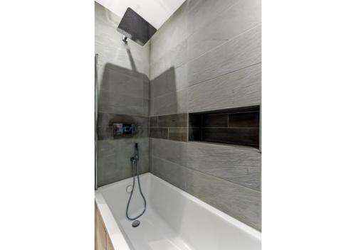 Kúpeľňa v ubytovaní Captivating 2 BD Flat in London