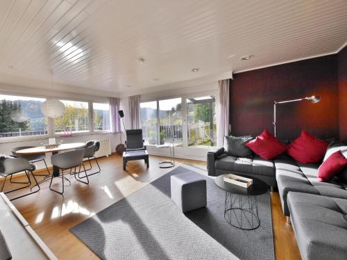 una sala de estar con un sofá y una mesa en Komfort-Fewo Blickfang Willingen***, en Willingen