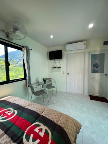 TV a/nebo společenská místnost v ubytování Pada Guesthouse Khaoyai