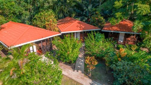 eine Luftansicht eines Hauses mit orangefarbenen Dächern in der Unterkunft Kalea Yard Hotel in Puerto Jiménez