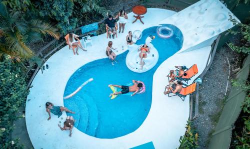 una vista aérea de la gente en una piscina en un parque acuático en Kalea Yard Hotel, en Puerto Jiménez