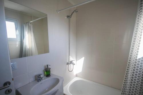 y baño blanco con lavabo y ducha. en Super céntrico, amplio y equipado - Ideal Consulado España en Bahía Blanca
